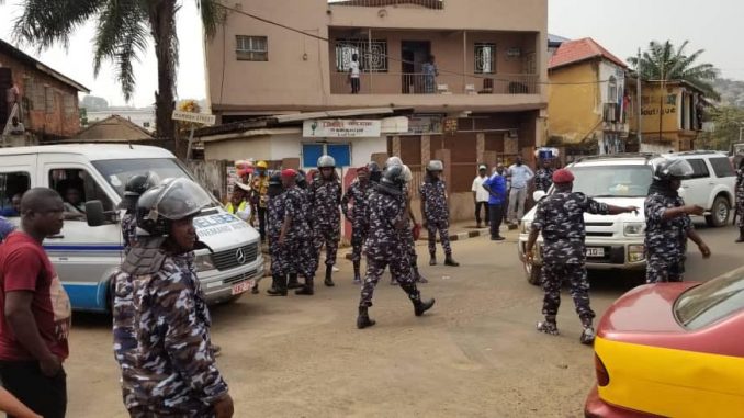 Government troops storm and seal off the opposition party headquarters ...