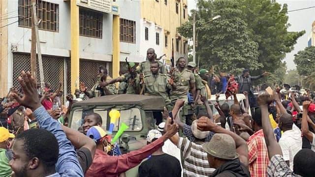 PRESIDENT AND VICE-PRESIDENT OF MALI ARRESTED , AND THE PEOPLE POUR OUT ...